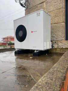 unidad exterior de la aerotermia (bomba de calor aire-agua)