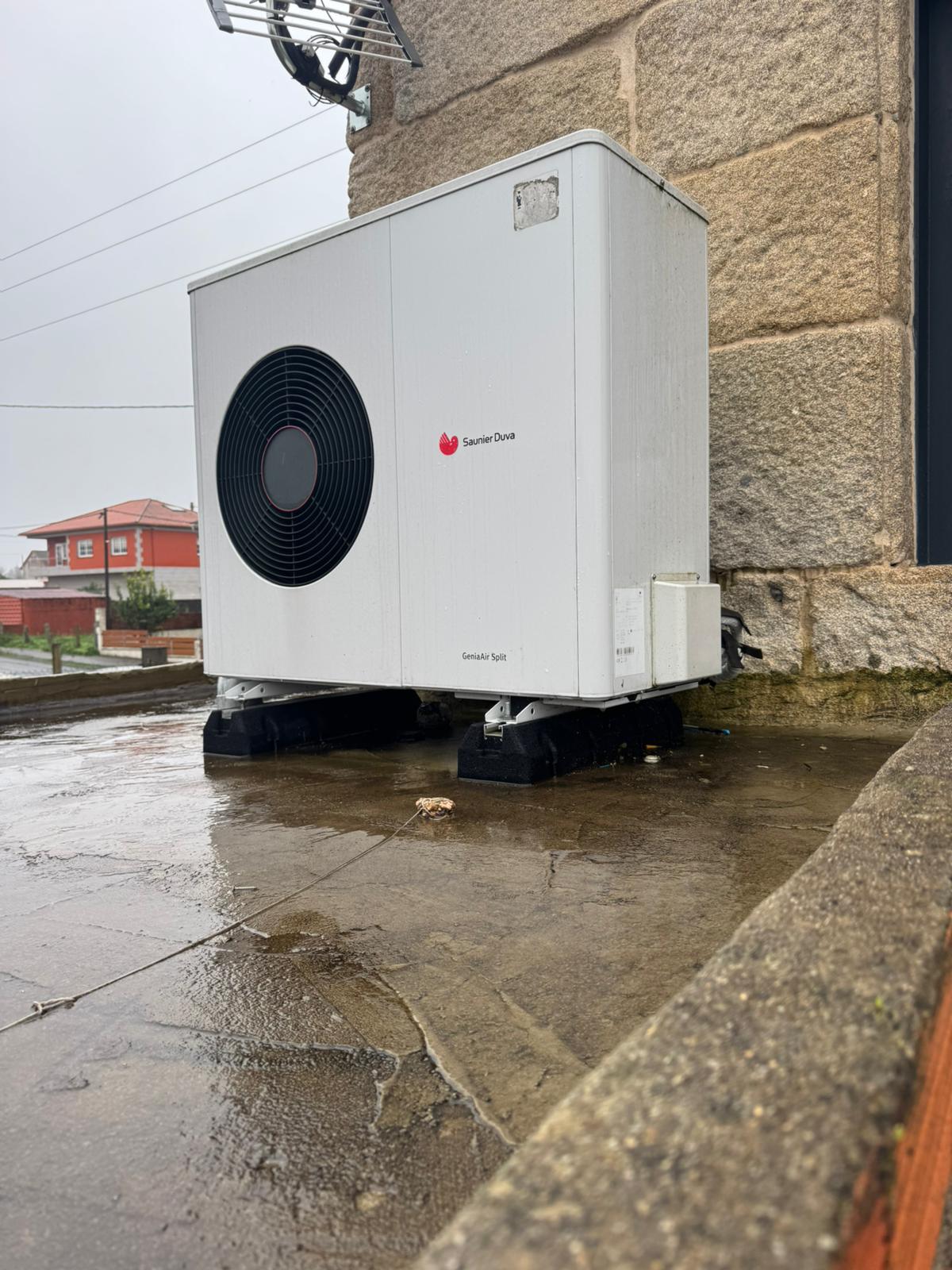 unidad exterior de la aerotermia (bomba de calor aire-agua)